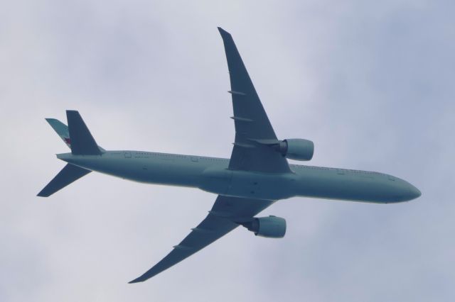 Boeing 777-200 (C-FKAU) - C-FKAU Boeing B-777-333 ER. De Montréal YUL. Vers Paris CDG. Altitude 3905 Mètres. Vitesse 785 KM/H. Survolant la ville de Lavaltrie QC. Le 03-05-2025 à 18:04.