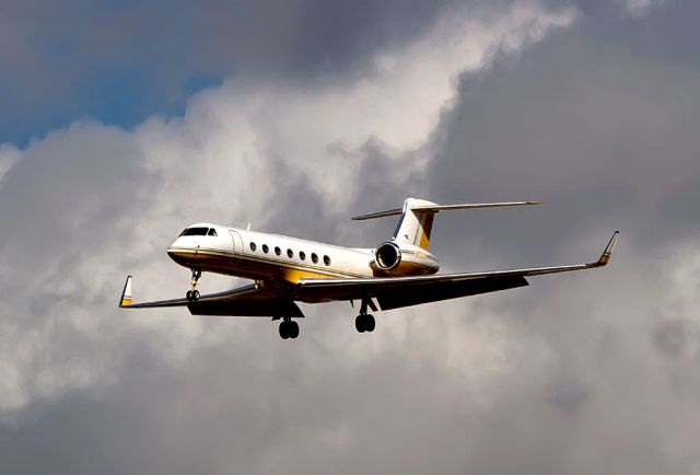 Gulfstream Aerospace Gulfstream V (N5DA) - Landing at noon 10 26 2010. Nice if you can afford it!