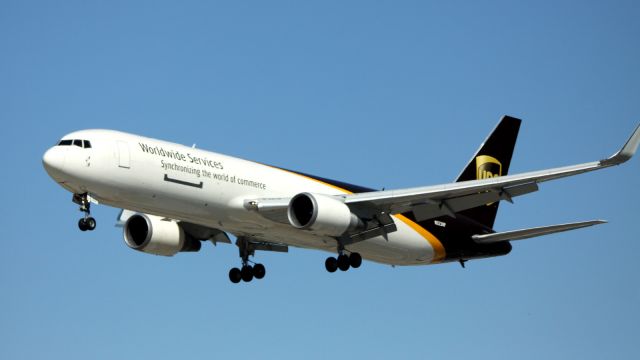 BOEING 767-300 (N323UP) - Landing, 30L
