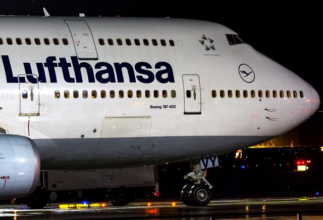 Boeing 747-400 (D-ABVY) - waiting for deicing