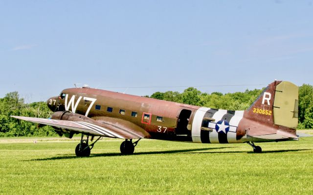 Douglas DC-3 (N345AB) - Taxing back after mechanical difficulties prevented it from flying