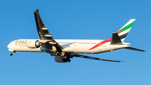 BOEING 777-300ER (A6-ECW)