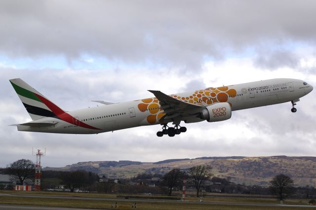 BOEING 777-300 (A6-EPO)