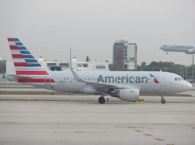 Airbus A319 (N9016)