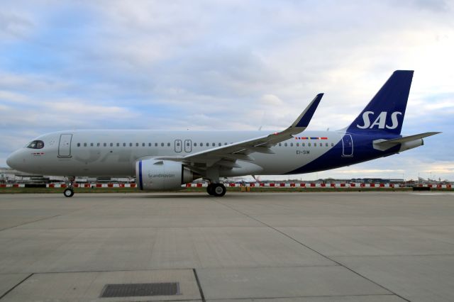 Airbus A320neo (EI-SIM) - Taxiing to depart rwy 27L on 5-Apr-22 operating flight SZS1516 to EKCH.