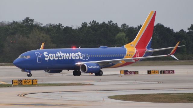 Boeing 737-800 (N8653A)