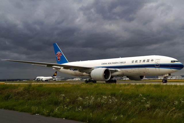 Boeing 777-200 (B-2071) - dark sky in Fankfurt