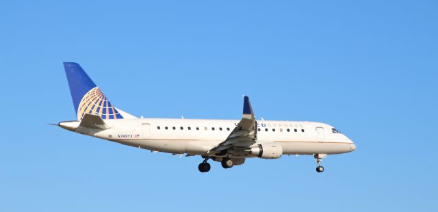 Embraer 175 (N749YX)