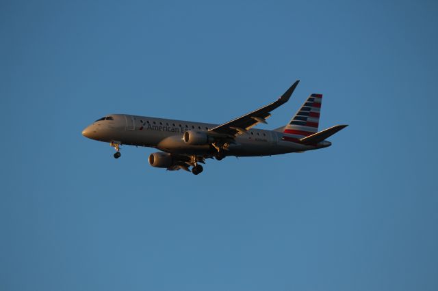 Embraer 175 (N286NN) - Landing 28C