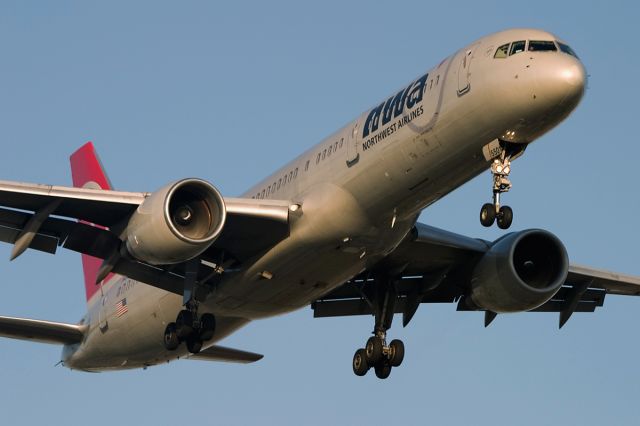 Boeing 757-200 (N501US) - A Northwest Airlines Boeing 757 on short final to Los Angeles International.