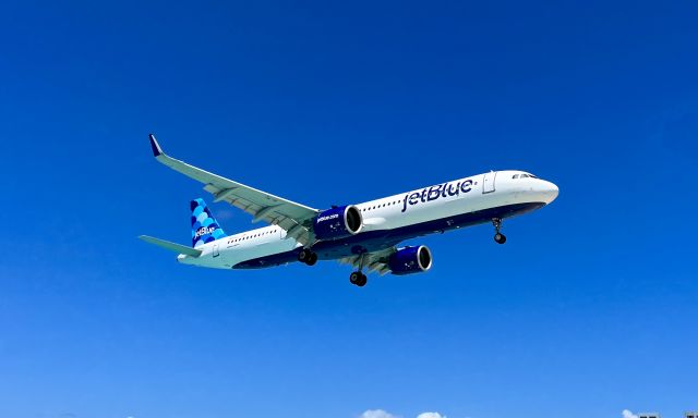 Airbus A321neo (N2102J) - N2102J, a Airbus A321-271NX, on very short final @ SXM/TNCM. 3/21/22.