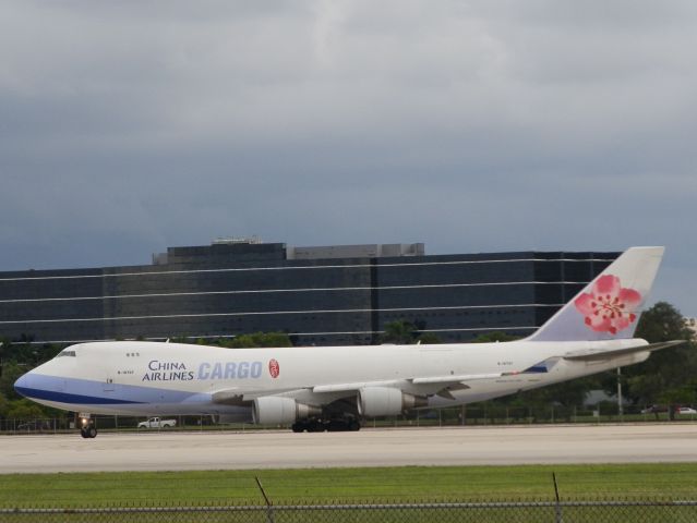 Boeing 747-400 (B-18707)