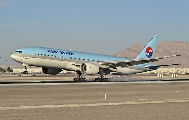 Boeing 777-200 (HL7574) - HL7574 Korean Air Boeing 777-2B5/ER (cn 28444/305)  Las Vegas - McCarran International (LAS / KLAS) USA - Nevada, November 28, 2012 Photo: Tomás Del Coro