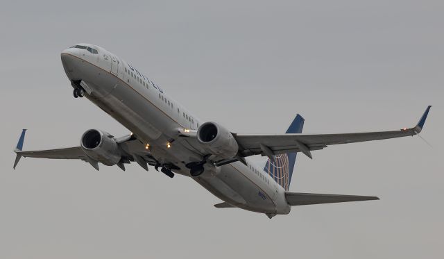 Boeing 737-900 (N69829) - A United Airlines 737-900 departs KSBN and is headed back to ORD.