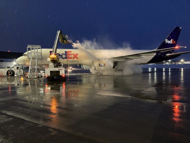 Boeing 757-200 (N930FD) - Hitting the No. 1 Engine with Type 1 Deicer Fluid (propylene glycol & hot water).