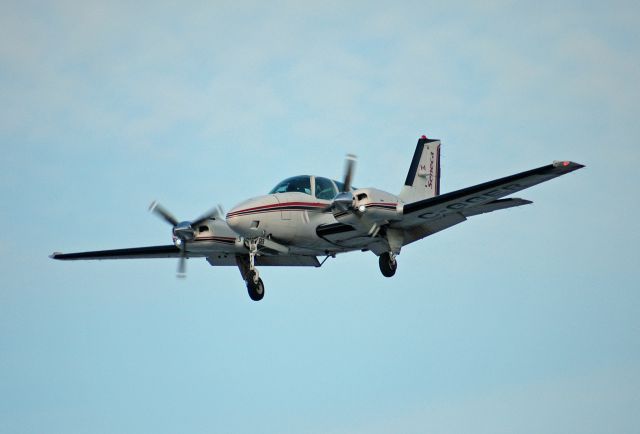 Beechcraft Baron (58) (C-GGER) - 1991 Beechcraft Baron 58 (C-GGER/TH-1637) on final approach (Jan 18, 2021)