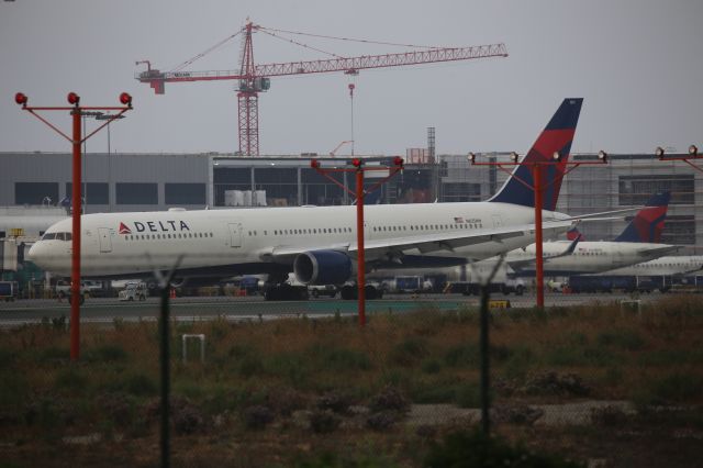 BOEING 767-400 (N835MH)