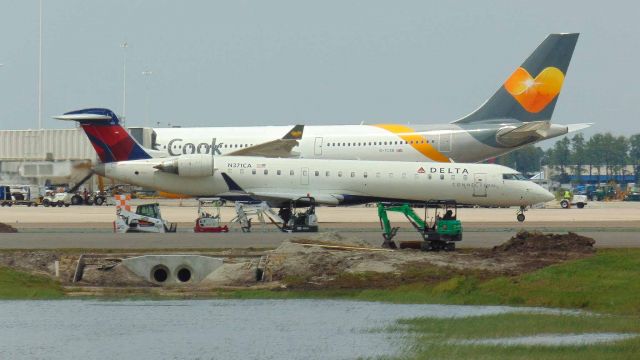 Canadair Regional Jet CRJ-700 (N371CA)