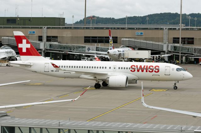 Airbus A220-300 (HB-JCO)