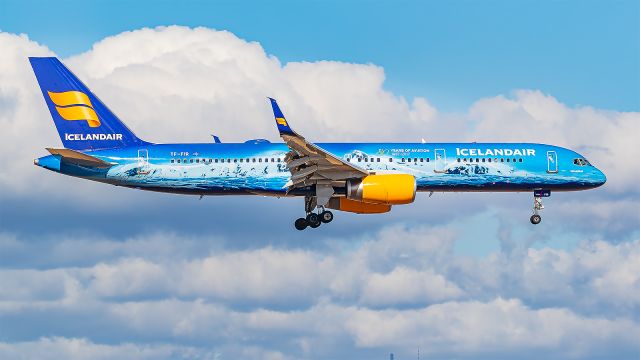 Boeing 757-200 (TF-FIR)