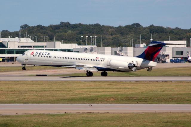 McDonnell Douglas MD-88 (N944DL)