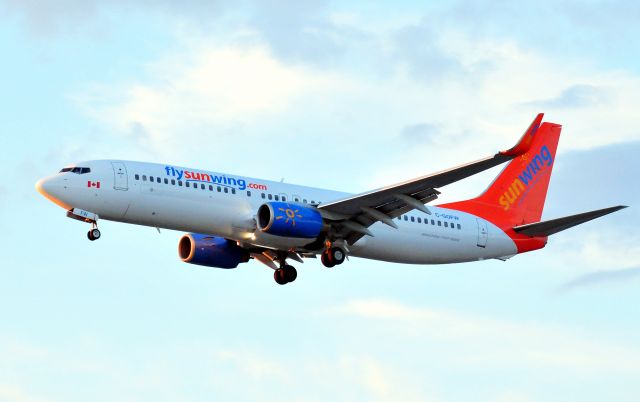 Canadair Challenger (C-GOFW) - Boeing 737-800