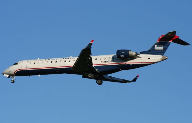 Canadair Challenger (N703PS) - RWY 06.