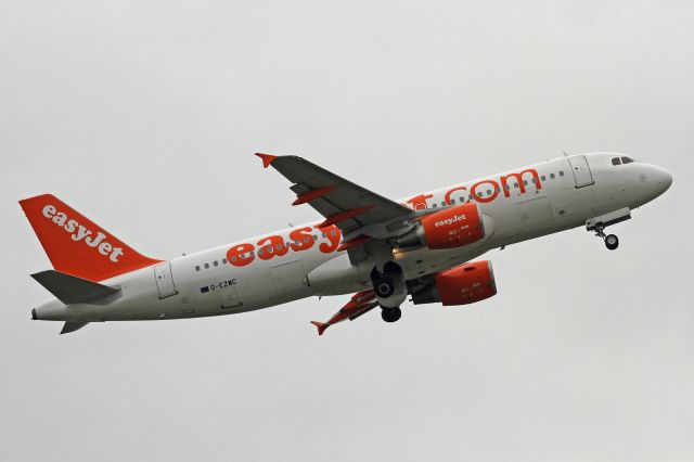 Airbus A320 (G-EZWC)