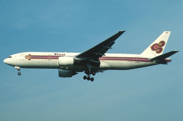 Boeing 777-200 (HS-TJG) - Final Approach to Narita Intl Airport Rwy34L on 2003/08/03