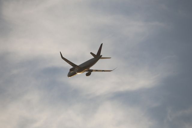 EMBRAER 175 (long wing) (N271SY)