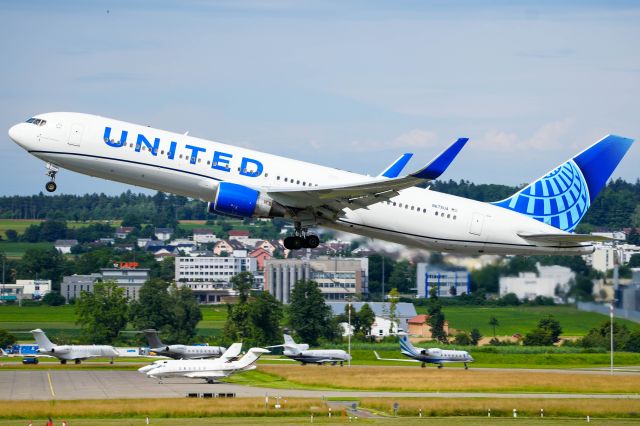 BOEING 767-300 (N675UA)