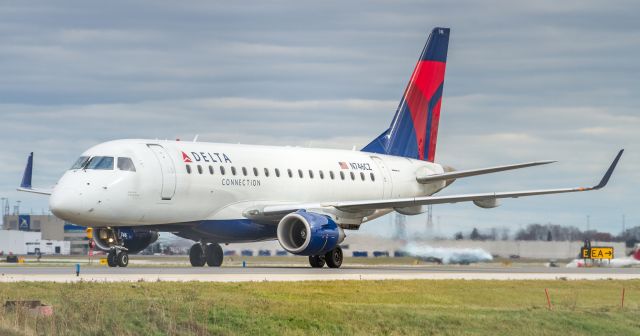 Embraer 170/175 (N746CZ)