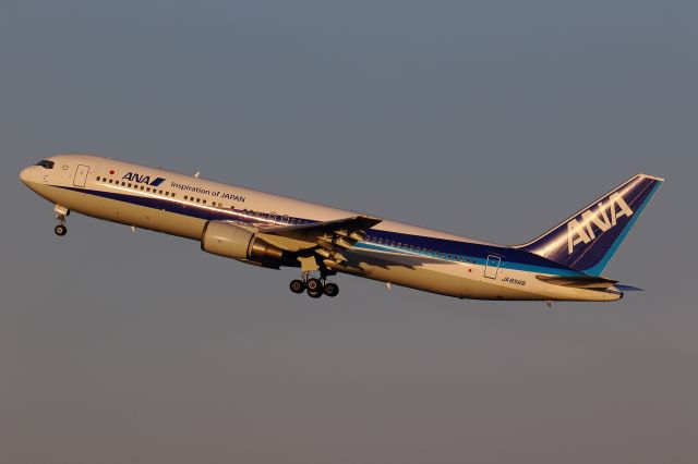 BOEING 767-300 (JA8568)