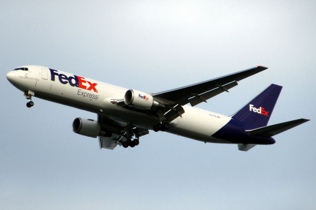 BOEING 767-300 (N117FE)