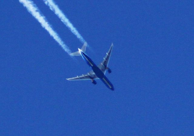 Boeing 777-200 — - overhead at FL370