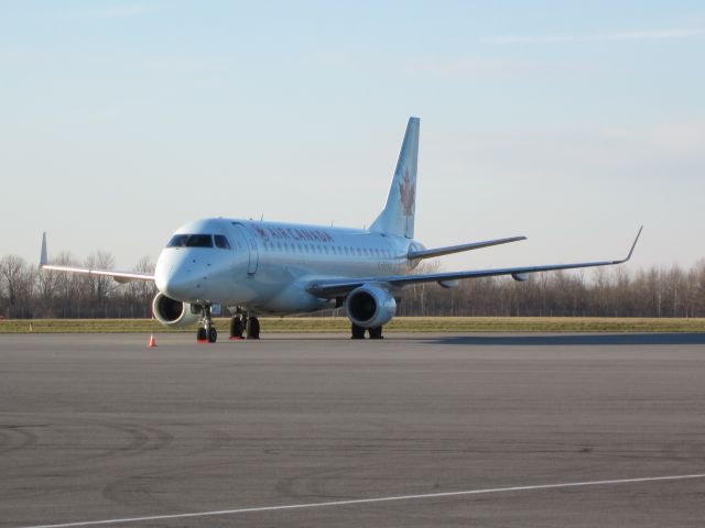 Embraer 175 (C-FFYG) - Leonard Cohen charter into kingston