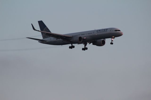 Boeing 757-200 (N546UA)