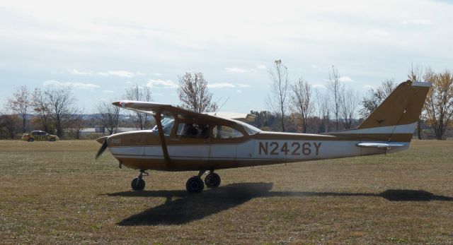 Cessna Skyhawk (N2426Y) - Taxiing for departure is this 1962 Cessna 172D Skyhawk in the Autumn of 2024.