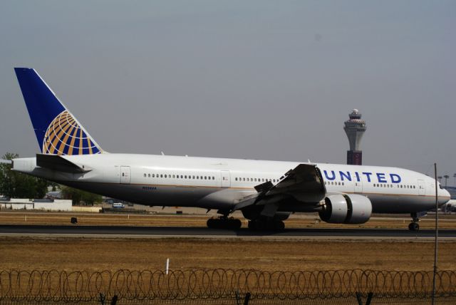 Boeing 777-200 (N224UA)