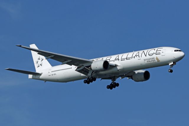 BOEING 777-300 (9V-SYL) - "Star Alliance" livery