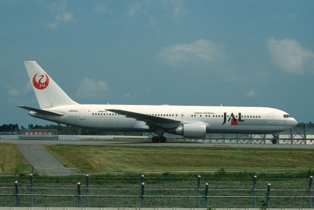 BOEING 767-300 (JA601J) - Taxing at Narita Intl Airport on 2003/08/08