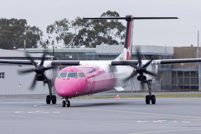 de Havilland Dash 8-400 (VH-QOH) - QantasLink (VH-QOH) Bombardier DHC-8-402Q taxiing at Wagga Wagga Airport.