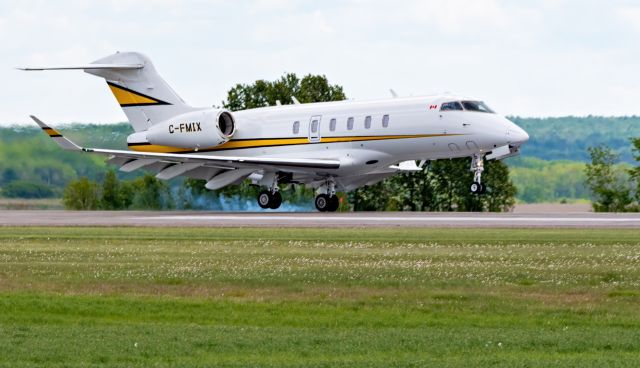 Canadair Challenger 350 (C-FMIX) - Touchdown