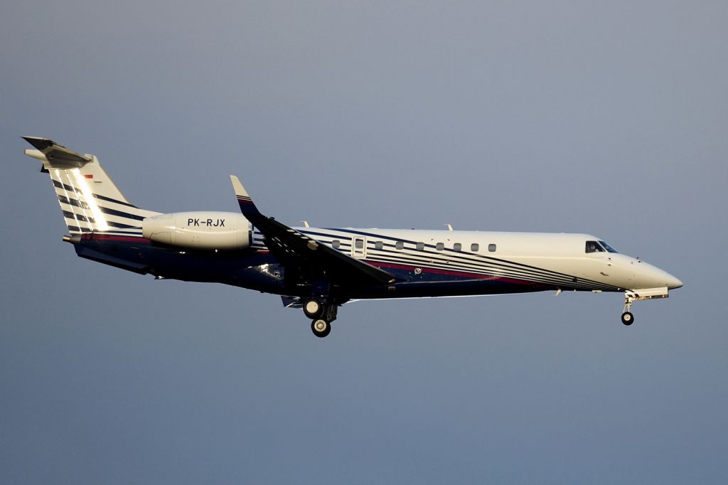 Embraer Legacy 600/650 (PK-RJX) - Embraer ERJ-135 Legacy 650 cn 14501220. Premiair PK-RJX final rwy 21 YPPH 10 July 2021