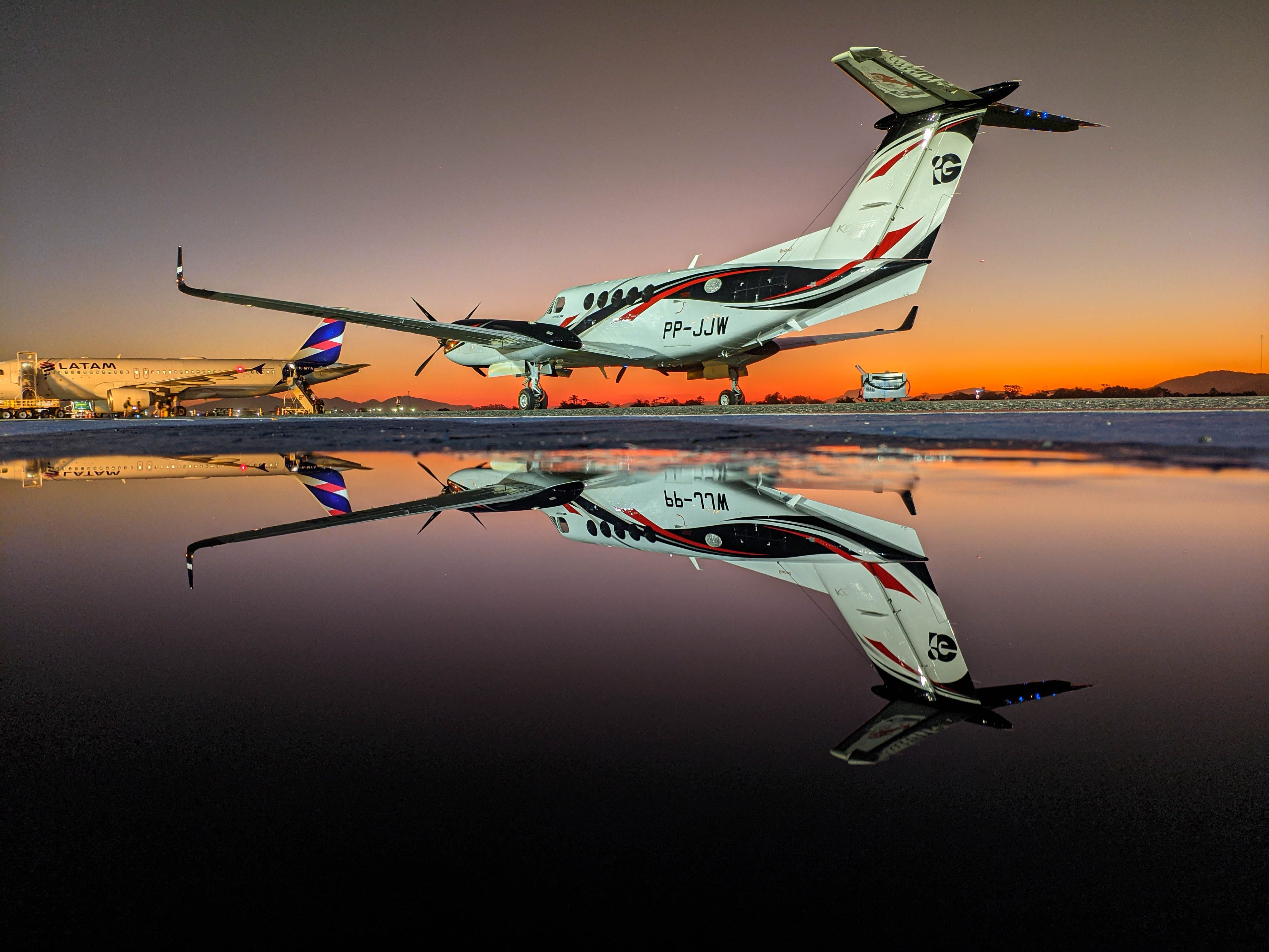 Beechcraft Super King Air 200 (PP-JJW) - Entardecer em Navegantes 