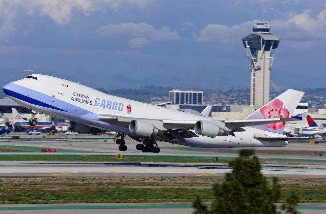 Boeing 747-400 (B-18717)