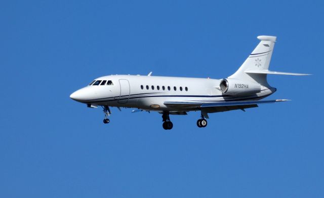 Dassault Falcon 2000 (N192HA) - On final is this 1998 Dassault Falcon 2000 in the Autumn of 2019.