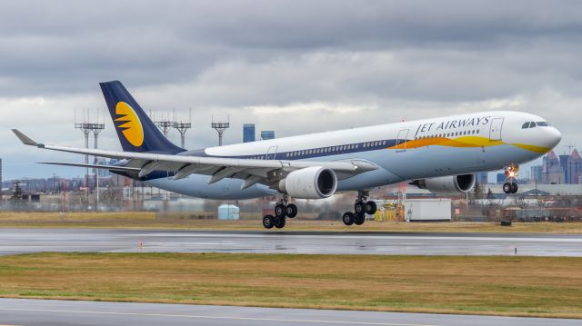 Airbus A330-300 (VT-JWU) - Jet Airways A333 landing on a soggy runway 33L