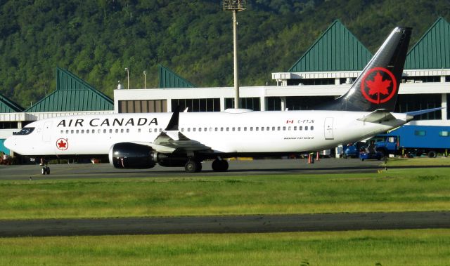 Boeing 737-800 (C-FTJV)