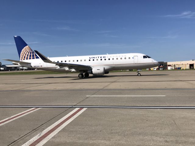 Embraer 175 (N85340) - Standing on the B35 Gate as the Mesa E175 made a taxi for the departure runway.